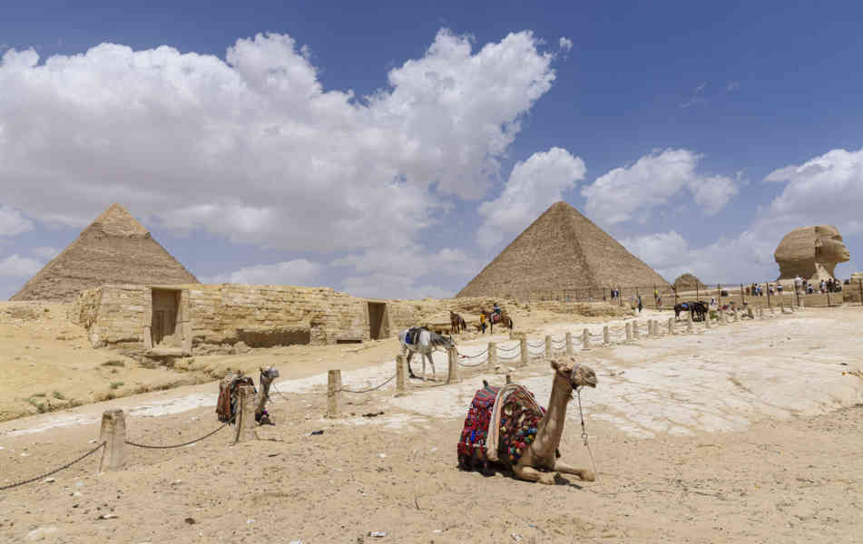 Egipto 025 - necrópolis de El Giza - La Esfinge y pirámides.jpg